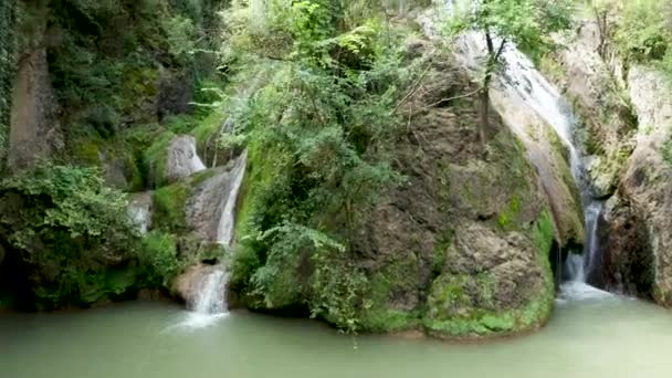 Γραφική θέα ενός μεγάλου βράχου στη μέση ενός καταρράκτη — Αρχείο Βίντεο