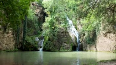 Dağlarda şelale düşük açı drone shot