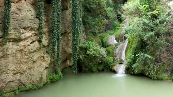 Lindo drone tiro de pequena cachoeira nas montanhas — Vídeo de Stock
