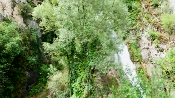 Het oprijzen van drone beelden van prachtige waterval in de bergen — Stockvideo