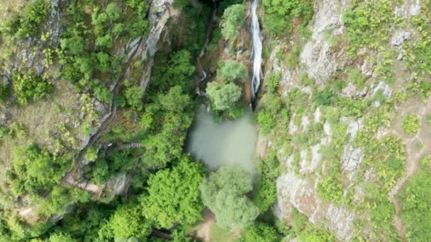 Csodálatos kilátás gyönyörű vízeséssel a hegyekben — Stock videók