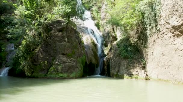 Lento zoom no tiro de belas cachoeiras nas montanhas — Vídeo de Stock