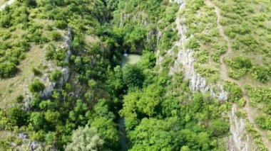 Şelaleler ile kanyon aşağı çekim havadan yukarı