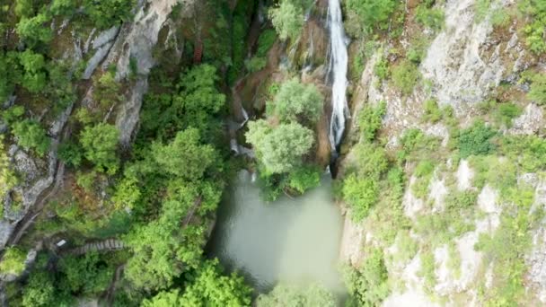 Hermosa cascada de montaña — Vídeo de stock