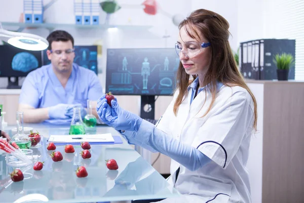 Científica femenina con equipo de protección trabajando en un laboratorio de investigación microbiológica — Foto de Stock