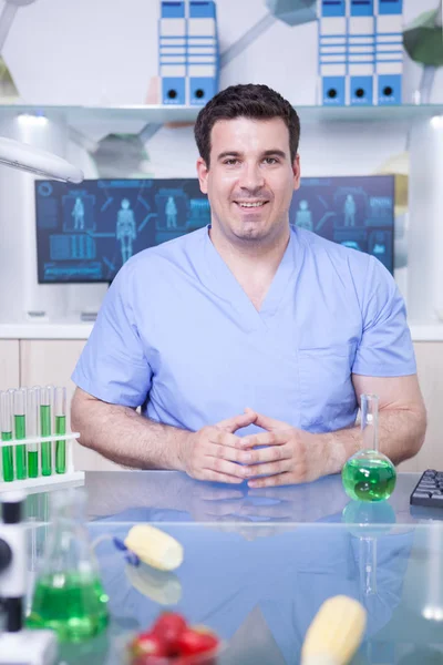 Retrato de cientista masculino em pesquisa de laboratório vestindo seu uniforme e sorrindo para a câmera — Fotografia de Stock