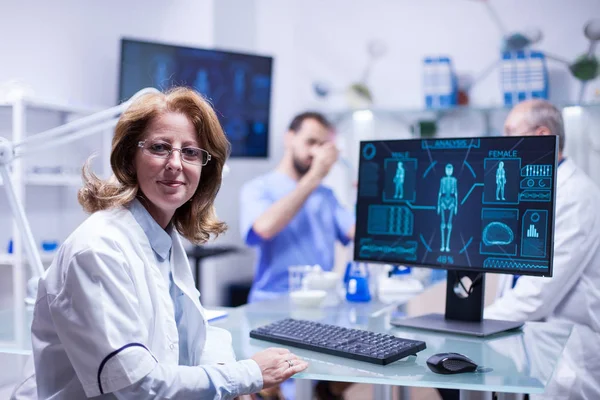 Ritratto di ingegnere donna di mezza età che guarda la macchina fotografica in un laboratorio scientifico — Foto Stock