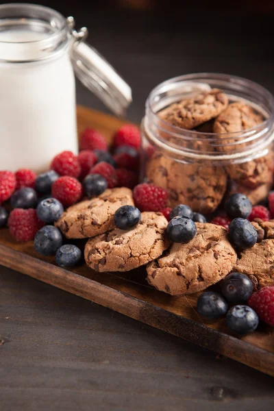 Fräsch och välsmakande dessert gjord av choklad havregryn kakor med hallon — Stockfoto