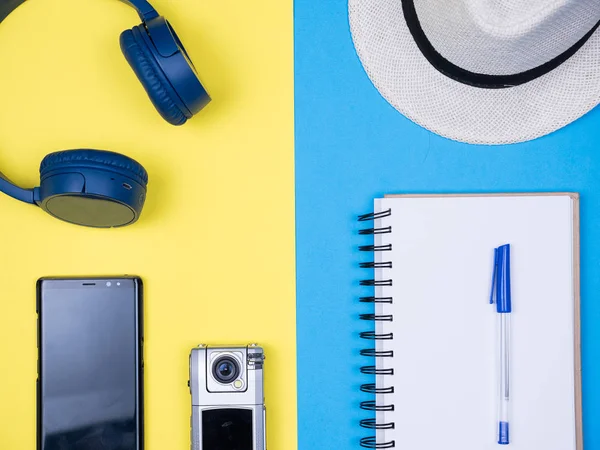 Flache Lageansicht Reisetagebuch über blauem Hintergrund — Stockfoto