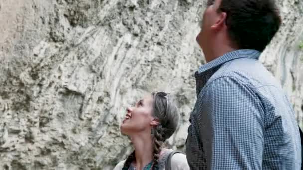 Pareja joven mirando hacia la montaña — Vídeo de stock