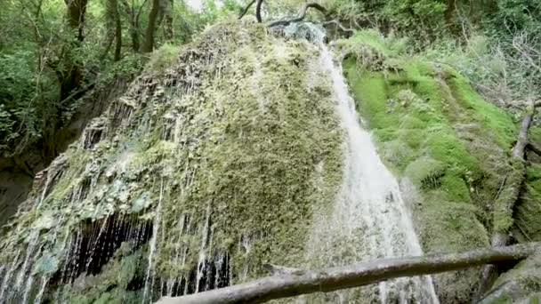 Slow Motion paning shot van prachtige waterval — Stockvideo