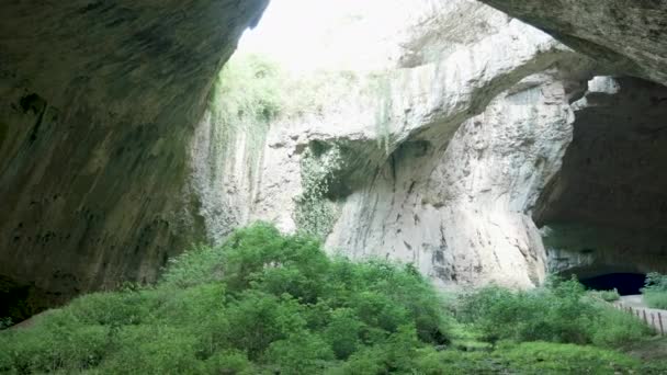 Gran cueva en las montañas — Vídeo de stock