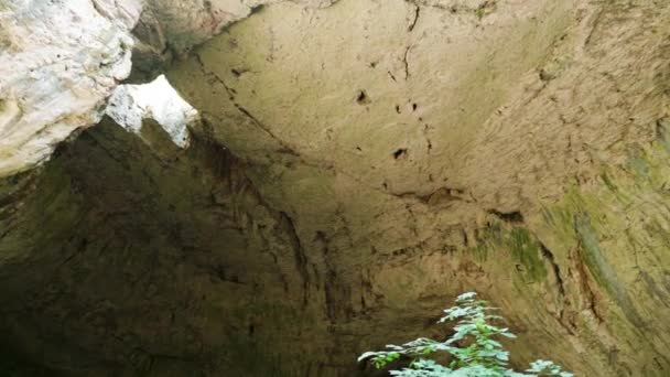Пейнтбольний постріл скель у печері — стокове відео