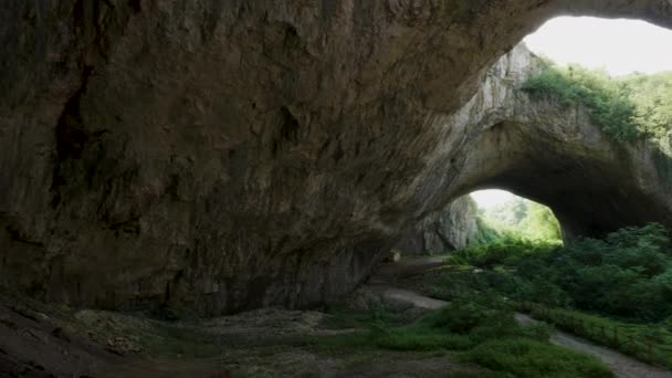 Duża naturalna jaskinia w górach — Wideo stockowe