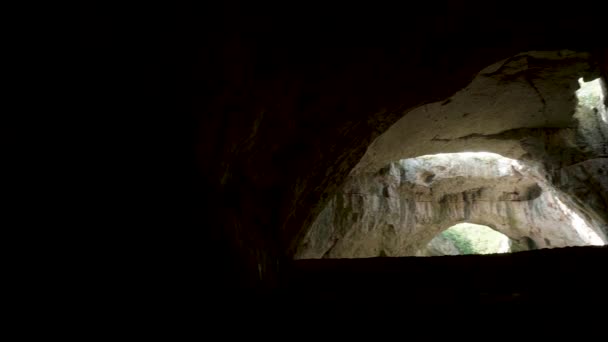 Una gran cueva en medio de la montaña — Vídeo de stock