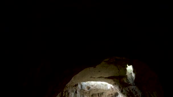 Panorama abajo tiro de gran cueva en las montañas — Vídeo de stock