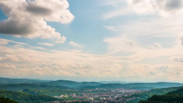 Bela timelapse do céu sobre uma aldeia de montanha — Vídeo de Stock