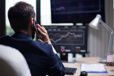 Arka görünüm genç işadamı cep telefonu üzerinde bir konuşma var