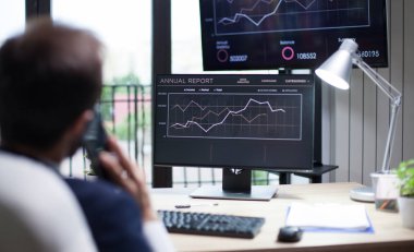 Sakallı girişimci Yöneticisi ile telefonda konuşan arka görünümü