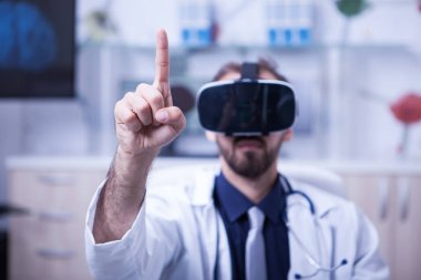 Kapalı sanal gerçeklik gözlük giyen genç erkek doktor çekim yakın