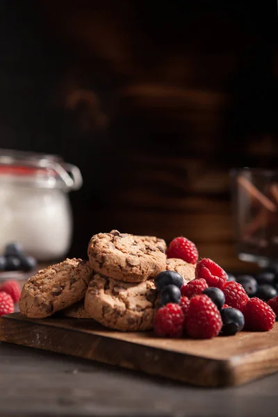 Foto av läckra hallon med läckra choklad chips — Stockfoto