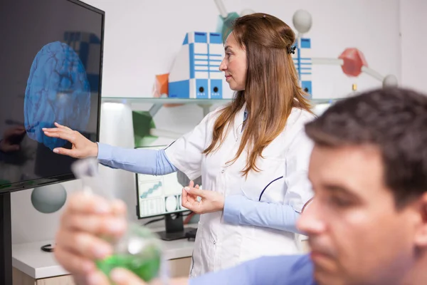 Científica de mediana edad haciendo un análisis avanzado del cerebro humano —  Fotos de Stock