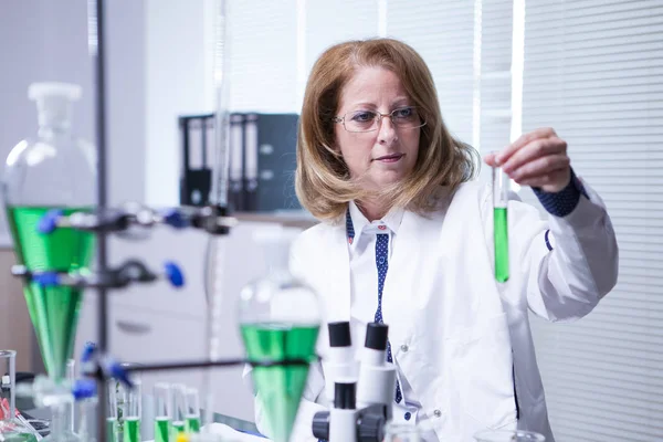 Científica vestida con una bata blanca en un laboratorio de investigación —  Fotos de Stock