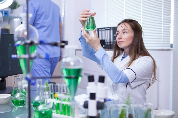 Científica madura haciendo pruebas científicas en su laboratorio de investigación — Foto de Stock