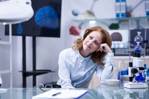 Kobieta w średnim wieku z czerwonymi włosami w laboratorium biomedycznym — Zdjęcie stockowe