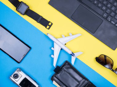 Mavi arka plan üzerinde modern oyuncak düzlemin düz yatıyordu üst görünümü