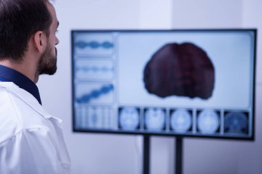 Yakışıklı doktor bir araba kazasından sonra bir övünme analiz