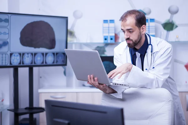 다른 의사에게 자신의 전문 지식을 주는 노트북을 들고 의사 — 스톡 사진