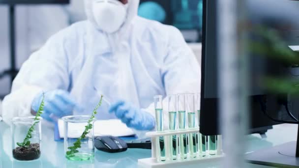 Imagens de perto da mesa de farmácia com plantas de amostra de teste — Vídeo de Stock