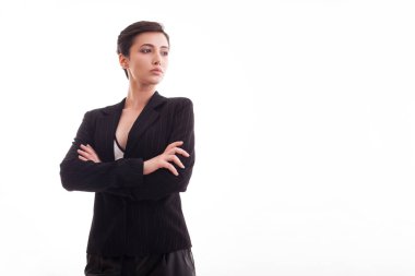 Elleri beyaz arka plan üzerinden uzağa bakarak geçti elleri ile siyah ceketgüzel genç kız