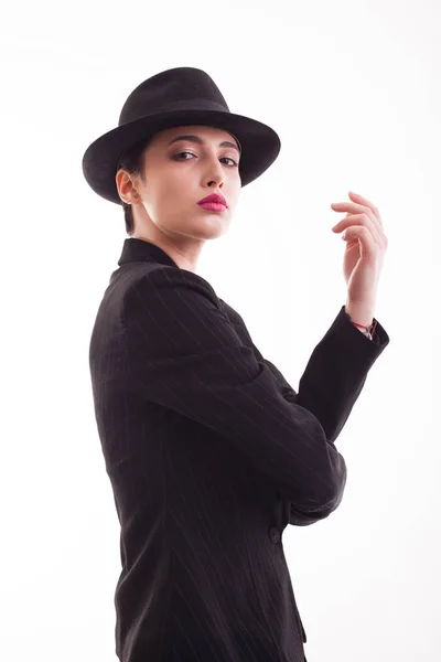 Caucásico belleza usando un elegante sombrero posando en estudio sobre fondo blanco en estudio — Foto de Stock