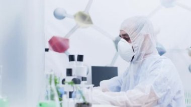 Bilgisayar üzerinde çalışan modern bir laboratuvarda bilim adamı