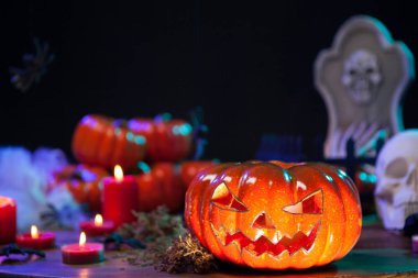 Cadılar Bayramı kutlama masasında Haunted turuncu kabak