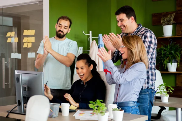 Boldog partnerek vállalati irodai taps előtt számítógép-képernyő — Stock Fotó
