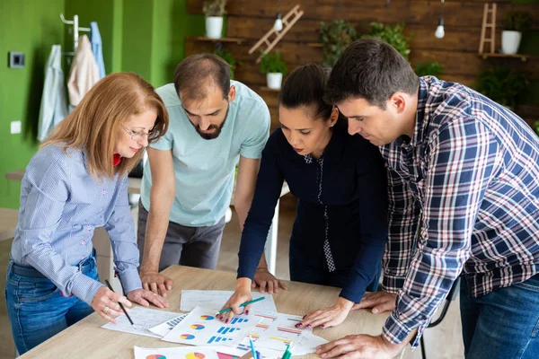 Young Business team utveckla en stor försäljning — Stockfoto