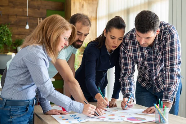 Nei dipendenti dell'ufficio creativo dell'azienda che preparano un nuovo progetto — Foto Stock