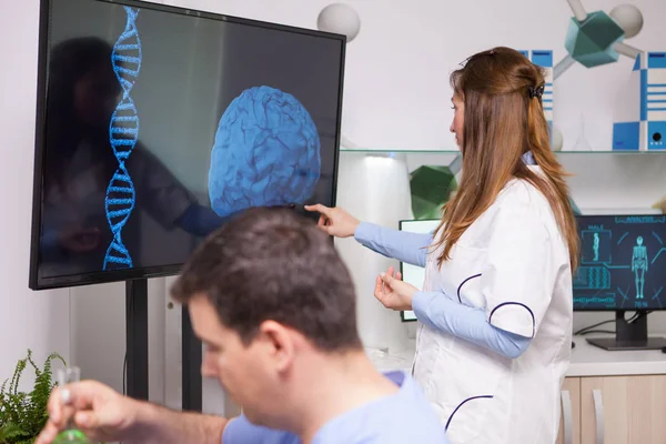 Científico investigador apuntando al monitor en un laboratorio de investigación para la salud humana —  Fotos de Stock