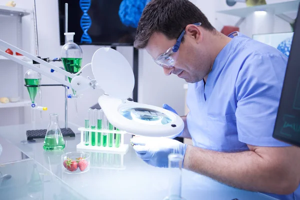 Joven científico con gafas de protección en un laboratorio de investigación — Foto de Stock