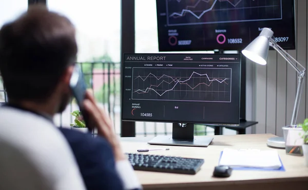 Achteraanzicht van de blanke zakenman die aan de telefoon praat met zijn Managing partner — Stockfoto