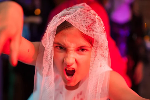 Κοντινό πορτρέτο του ουρλιάζοντας κορίτσι σε ένα αποκριάτικο πάρτι στο φόρεμα — Φωτογραφία Αρχείου
