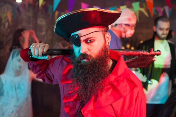 Seitenansicht Porträt eines gutaussehenden bärtigen Mannes im Piratenkostüm bei der Halloween-Feier — Stockfoto