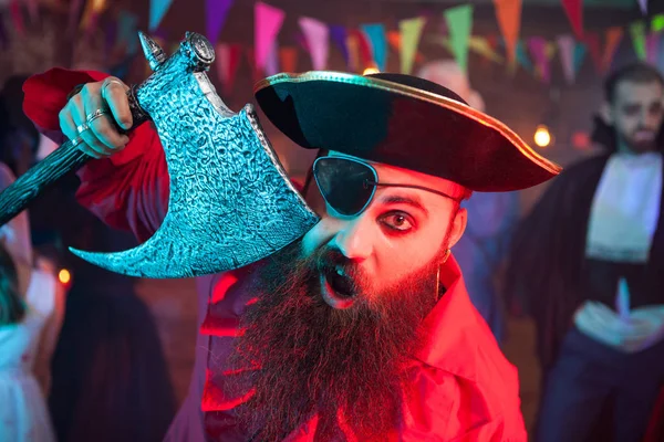 Portrait of cheerful bearded men dressed up like a pirate at a halloween party — Stock Photo, Image