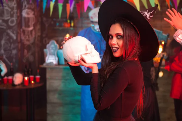 Portré fiatal nő öltözött fel boszorkány jelmez egy nagy kalap a Halloween — Stock Fotó