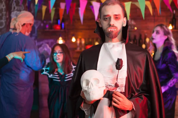 Portret człowieka w Draculi kostium z poważną twarzą do Halloween party — Zdjęcie stockowe