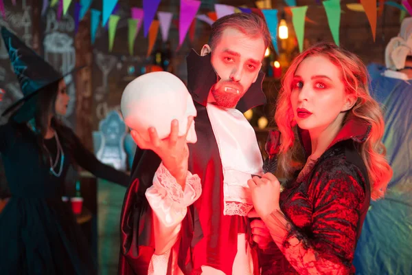 有吸引力的年轻夫妇打扮得像吸血鬼服装万圣节庆祝活动 — 图库照片
