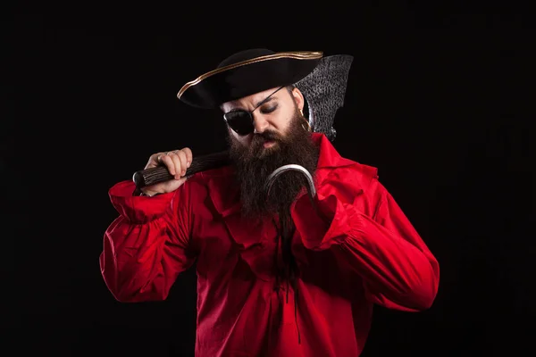 Nachdenklicher Mann in Piratenkleidung für den Karneval mit einem Haken in der Hand — Stockfoto